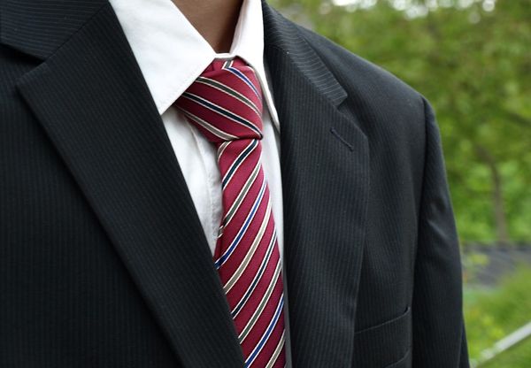 Ręcznie wykonane krawaty - dlaczego warto je mieć w swojej kolekcji?